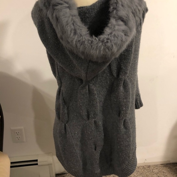 Poncho with fur hood - Picture 2 of 5